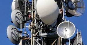 antenistas instalan antenas parabólicas en torre