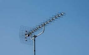 antenistas colocan antena