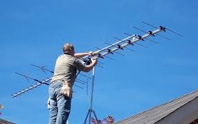 empresa de antenistas colocando antena tv